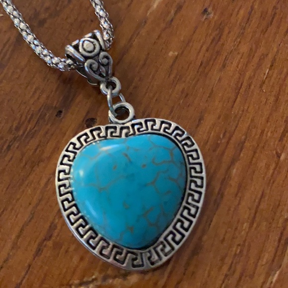 🔥Sale!🎈New! 🌿Beautiful Heart set! 18” Necklace and matching Heart Earrings 💕 - Picture 3 of 4